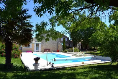 Image de Gite de charme proche La Rochelle piscine au sel, 6000m2