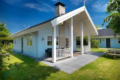 Image de Maison près de la côte et forêt