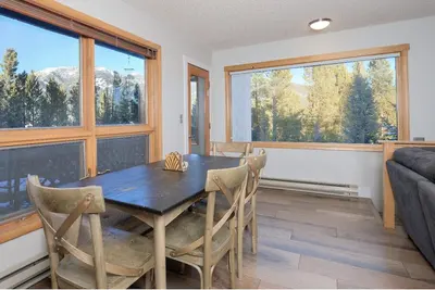Image de Cosy Condo à quelques minutes du ski, des vues spectaculaires, du bain à remous communautaire et du sauna!