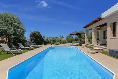 Image de Villa Pashiana - Cette villa a une piscine privée, Wi-Fi & A \/ C