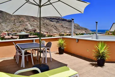 Image de Appartement moderne avec terrasse privée sur le toit avec vue sur la mer