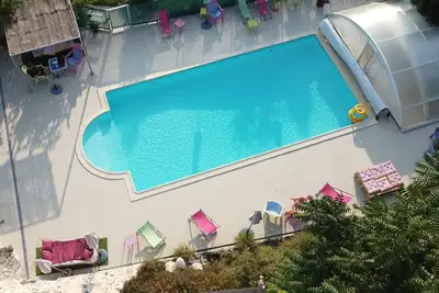 Image de Gîte en pierre blanche avec piscine en pleine nature, internet,