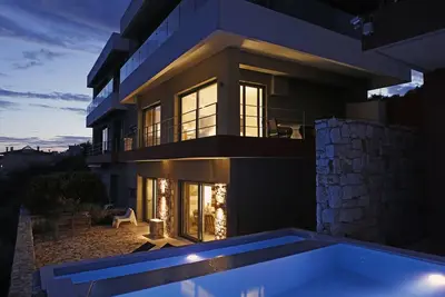 Seaview maisonette schinias, est une propriété moderne et minimale avec