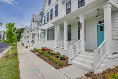 Image de Superbe nouvelle maison de ville de style ferme moderne à seulement quelques pâtés de maisons du front de mer de Virginia Beach