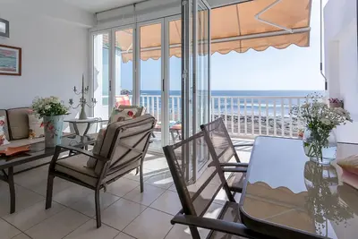 Image de Luxury apartment in front of the beach.