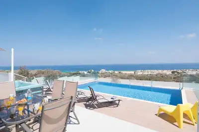 Image de Villa Clea, superbe villa 4 chambres Protaras, vue sur la mer