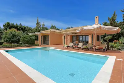 Image de Villa Riaki - Cette villa à distance de marche des commodités et dispose d'une piscine privée