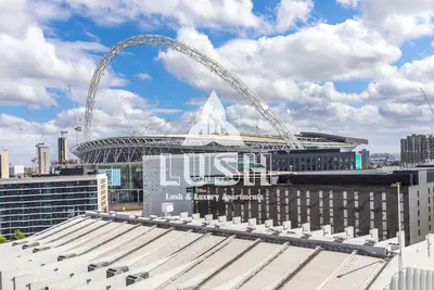 Image de Lush Apartment en face de London Designer Outlet