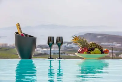 Villa de luxe avec piscine privée, coucher de soleil et vue sur la caldeira