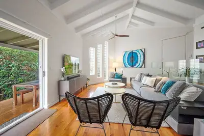 Image de Grande maison de 2 étages avec charme moderne et 4 lits