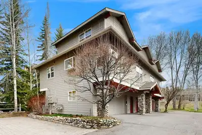 Image de Belle maison adaptée aux chiens avec cuisine complète - à proximité du ski et du centre-ville de Ketchum!