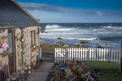 Image de Pew with a View - Cottage en bord de mer qui accepte les animaux, jardin sécurisé en bord de mer
