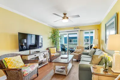 Image de Villa rénovée avec piscine communautaire, vue sur l'océan en face de la plage!