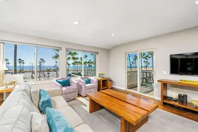 Image de Boardwalk Beauty Oceanfront Condo de luxe au dernier étage dans le village de Balboa