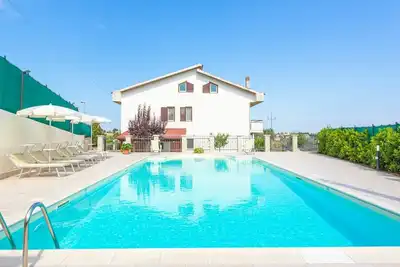 Joli appartement avec climatisation, piscine privée, Wifi, Tv, patio, animaux admis et parking
