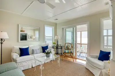 Image de Newly renovated oceanfront home with private beach access & screened porch