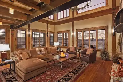 Image de The Ledges South: Maison luxueuse perchée au-dessus du bateau à vapeur