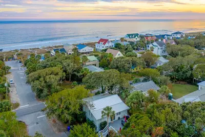 Image de Cottage de plage classique avec grande terrasse, véranda grillagée, grill - à quelques pas de la plage!