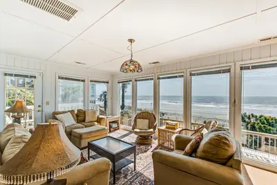 Image de Cottage de plage classique en bord de mer avec terrasse spacieuse et véranda - adapté aux chiens!