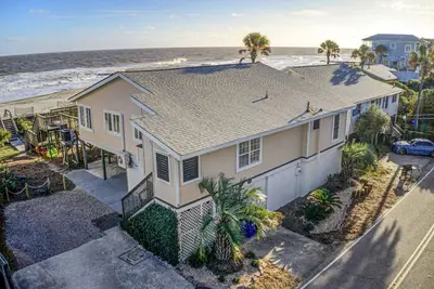 Image de Maison en bord de mer acceptant les chiens avec beaucoup d'espace de pont, WiFi gratuit et barbecue à gaz!