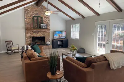 Image de Updated Rayburn Country Home with outdoor space and plenty of room to entertain.