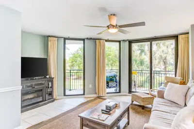 Image de Villa en bord de mer avec accès à la piscine partagée, à la plage ou au golf, et avec barbecue à gaz partagé