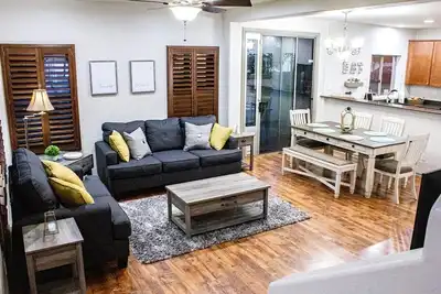 Image de Newly remodeled and clean home in excellent location! Relax in luxury!