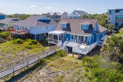 Image de Maison en bord de mer avec nouvelle terrasse - 3 pâtés de maisons du centre-ville de Folly!