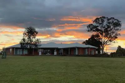Image de Bobby's est une grande maison familiale neuve avec façade sur l'eau.