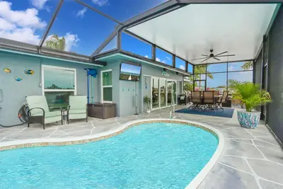 Image de Maison avec Canal à Accès Direct avec Piscine Chauffée Privée - Villa Vinsetta