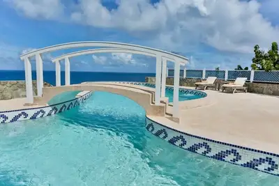 Image de Vues fascinantes sur l'océan, villa moderne, piscine et terrasse de la piscine, bar dans la piscine, Cap Estate, Wifi gratuit
