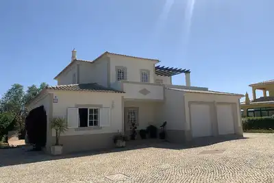 Image de Villa avec piscine privée et Distant vue mer et montagne