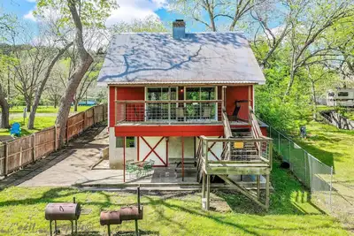 Image de Plus de 50 pieds d'accès privé au bord de la rivière Guadalupe avec une terrasse au bord de la rivière!