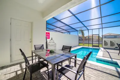 Image de Windsor à Westside Townhouse avec piscine, à 15 km de Disney!