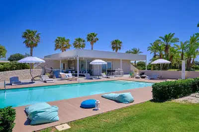 Image de Anthea, villa avec piscine et terrain de football
