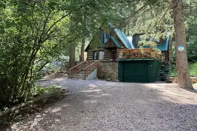 Image de A charming, enchanting and historic log cabin with modern amenities