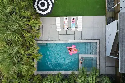 Image de Maison lumineuse acceptant les chiens avec WiFi gratuit, cuisine complète, à quelques pas de la plage!