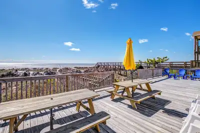 Image de Maison en bord de mer spacieuse w / WiFi gratuit et grande terrasse donnant sur la plage!
