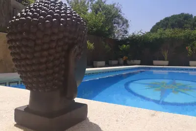Image de Maison avec piscine privée et jardin à 7 minutes à pied de la plage.