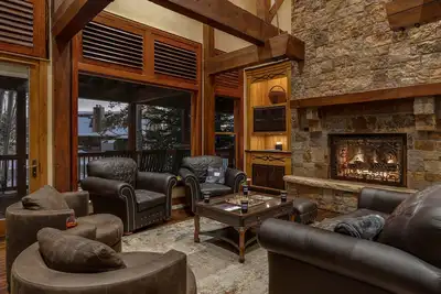 Image de Rocking Chair Lodge: Grande maison avec mur d'escalade intérieur (6 Br)!