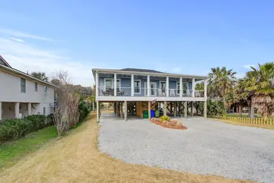Image de Belle maison avec vue sur l'océan w / WiFi gratuit est juste en face de la plage!