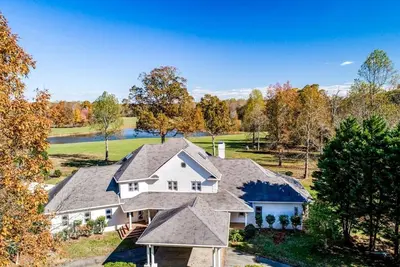 Image de 4100 Sq Ft 6 Br Private Guest Area In Farm Estate