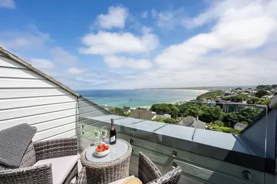 Image de Un appartement de luxe de deux chambres avec une vue imprenable sur la mer Ă travers la baie de Carbis.