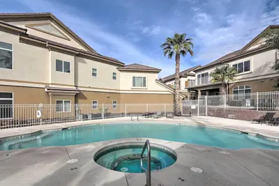 Image de Nouveau! Condo du désert avec piscine ~ 3 Mi à Colorado River!