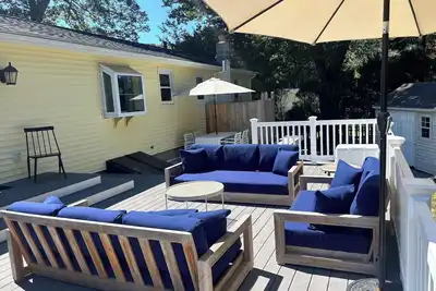 Image de Narragansett, Ri Mise à jour de 4 chambres 2 salles de bain avec une grande terrasse