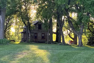 Image de Authentic Log Cabin: The Den