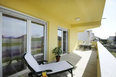Image de 400m de la mer, 9-10 personnes, terrasse, vue mer, WiFi gratuit, jardin, barbecue, parking
