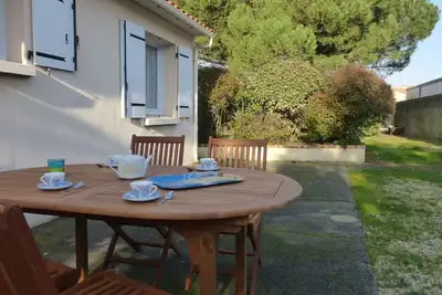 Image de Maison à 2 km de la plage avec terrasse, jardin et garage à Brem-sur-Mer
