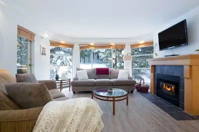 Image de Véritable ski-in / ski-out: 2br / Ba avec piscine et bain à remous
