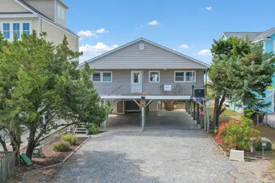 Image de Oceanfront Cottage de 4 chambres avec passerelle privée vers la plage dans le West End calme!